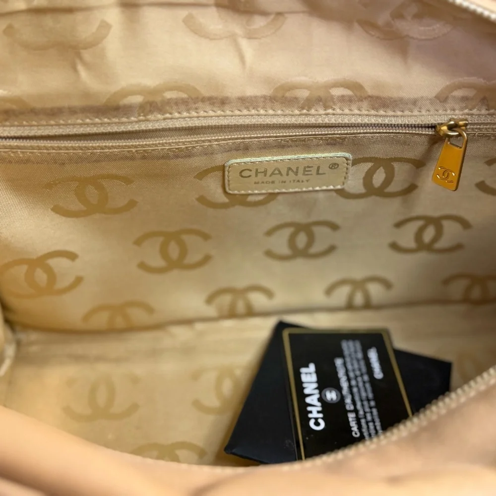 CHANEL Beige Quilted Tote Bag - Picture 4 of 7